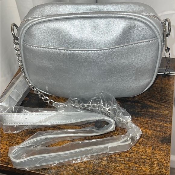 NWT Badgley Mischka Silver Metallic Quilted Crossbody Bag - Picture 4 of 7